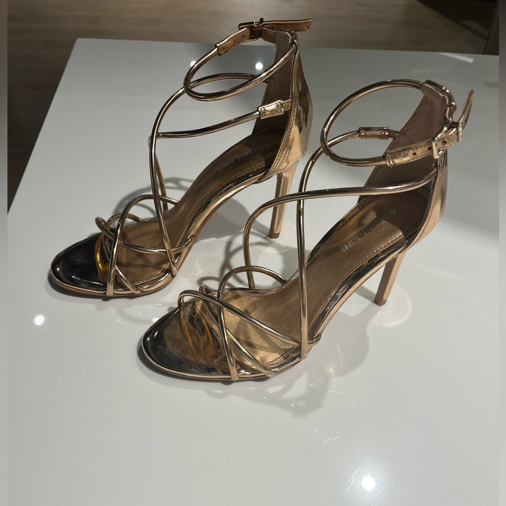 Size 7 Gianni Bini rose gold sandals